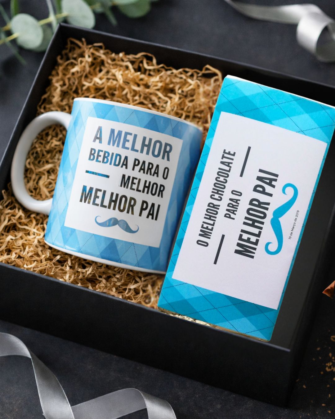 Conjunto de presente com caneca azul e tablete de chocolate para pai, em caixa preta com enchimento castanho