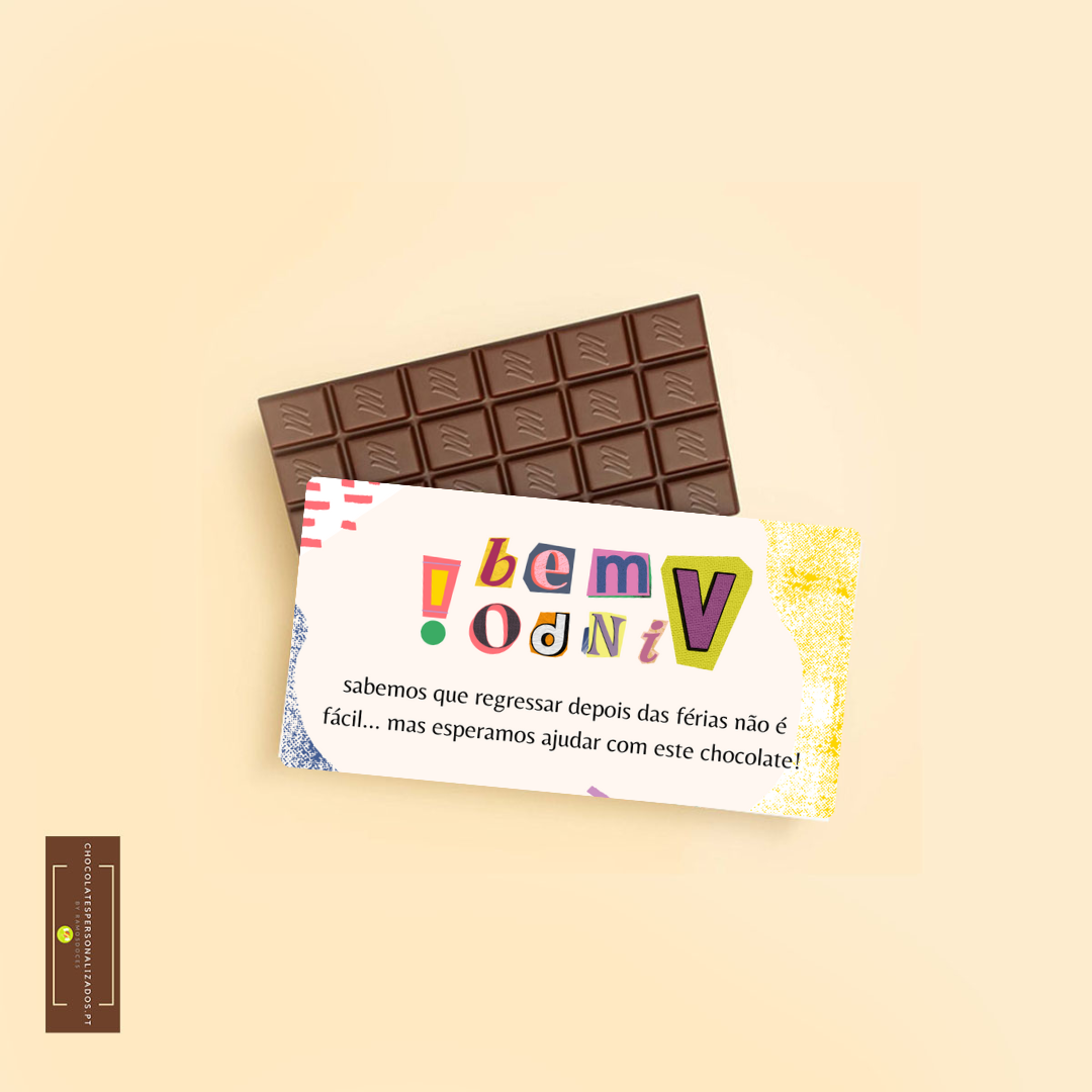 Barra de chocolate com embalagem branca e texto em português sobre fundo bege.