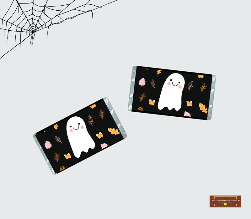 Barras com embalagem preta decorada com fantasma e folhas, com teia de aranha no canto