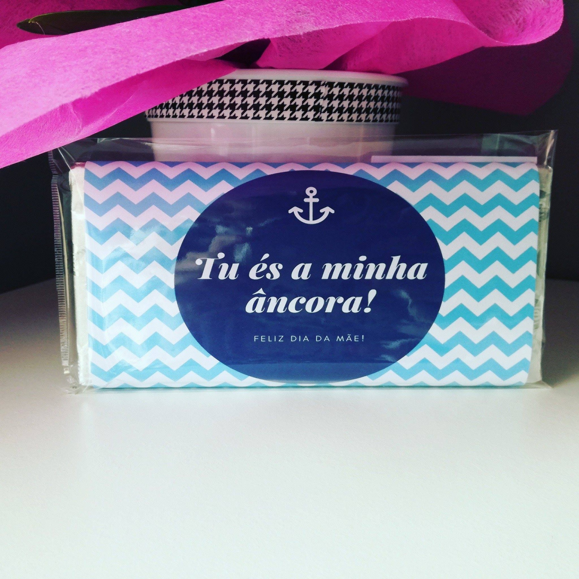 Chocolate embalado com padrão azul e branco e texto de feliz dia da mãe