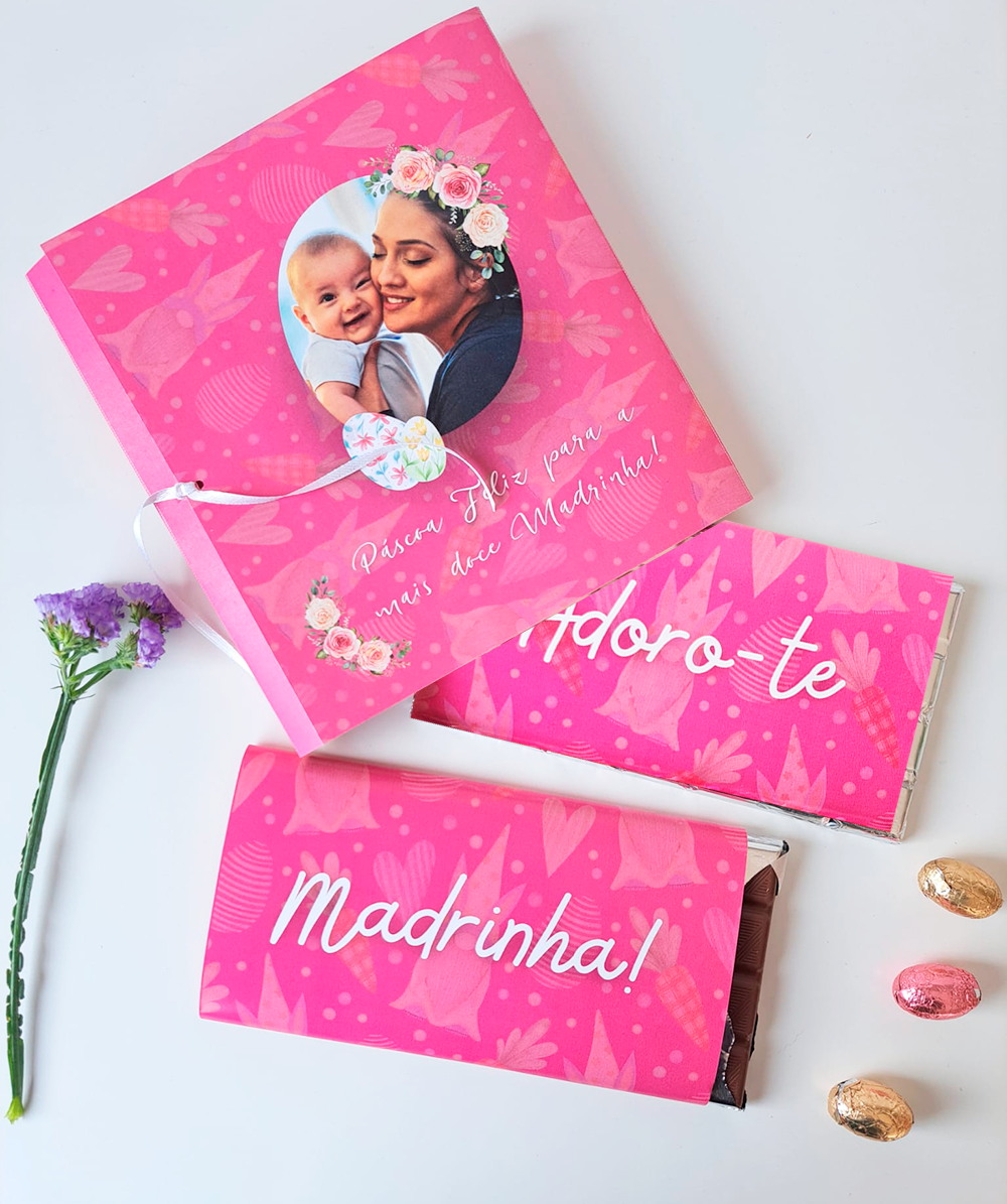 Conjunto de presente rosa com cartão personalizado, foto de mulher e bebé, dois chocolates rosa com textos e ovos decorativos