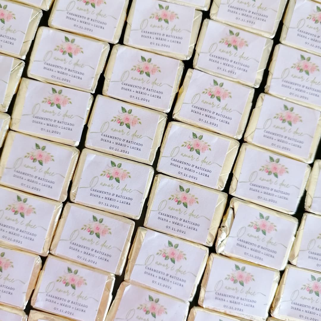 Doces embalados individualmente com etiquetas de casamento e batizado em papel dourado