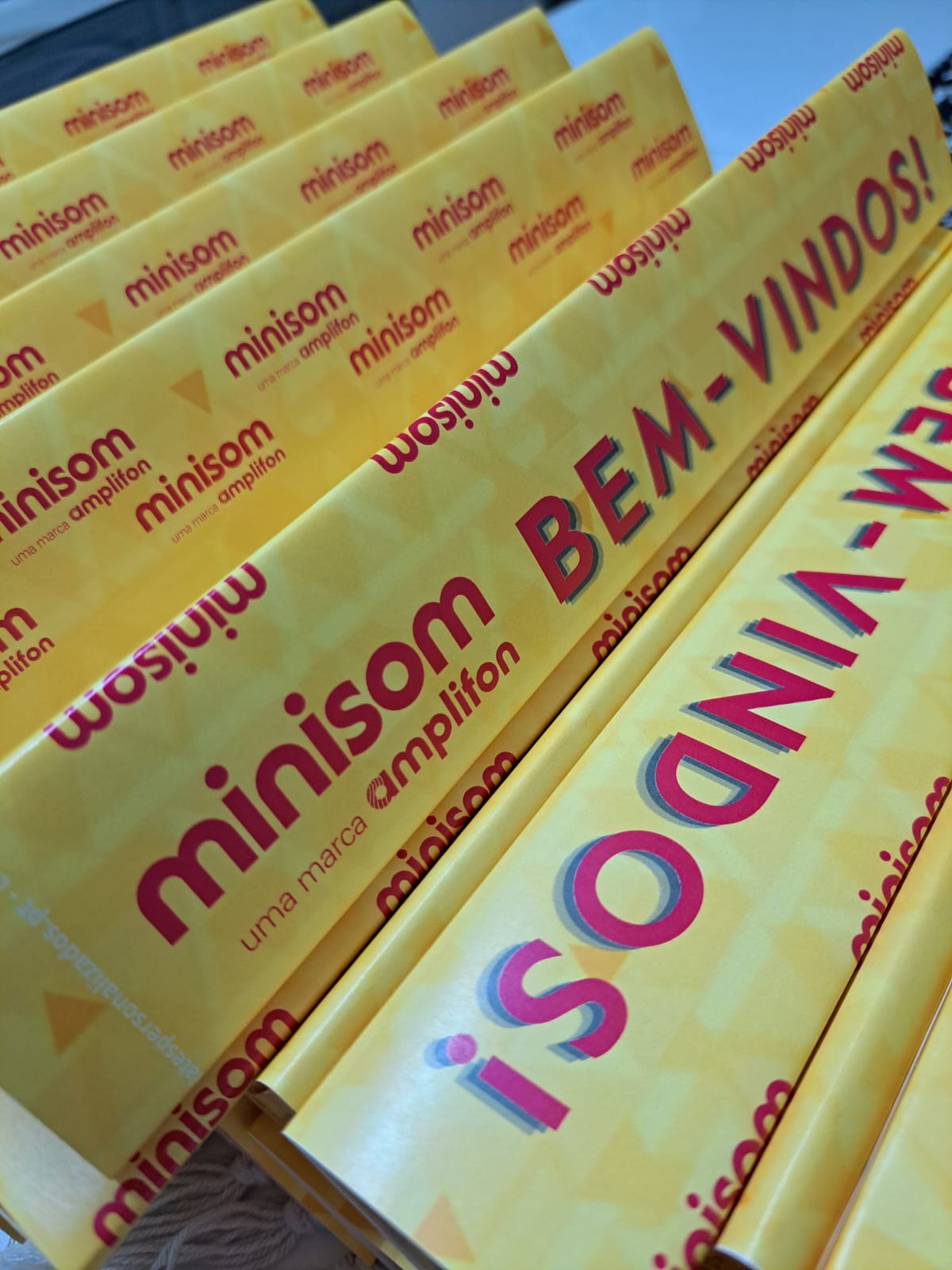 Petiscos amarelados com texto minisom BEM-VINDOS em vermelho e rosa