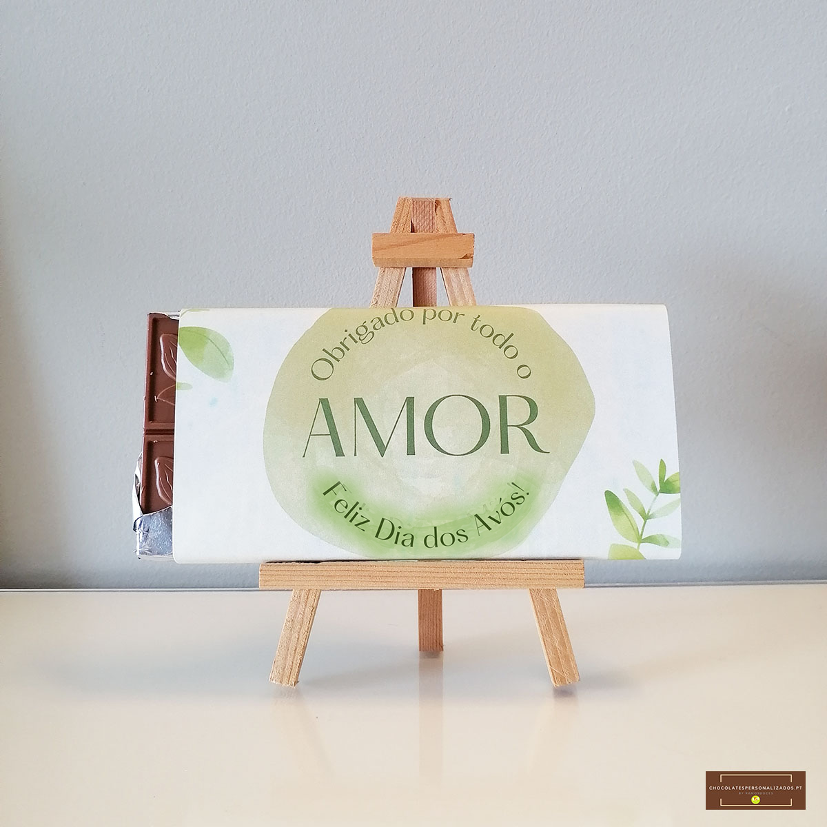 Barra de chocolate embrulhada com mensagem de Feliz Dia dos Avós num mini cavalete