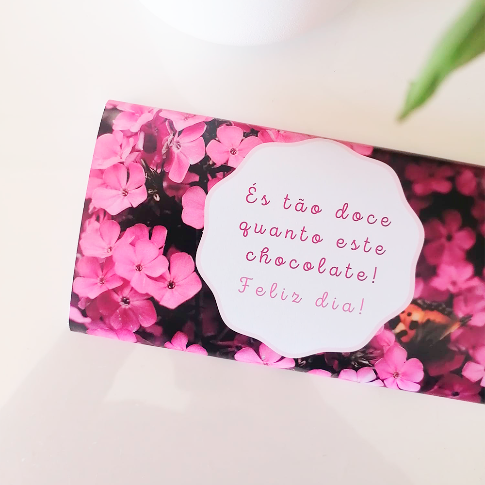 Embalagem de chocolate com flores rosas e texto em português