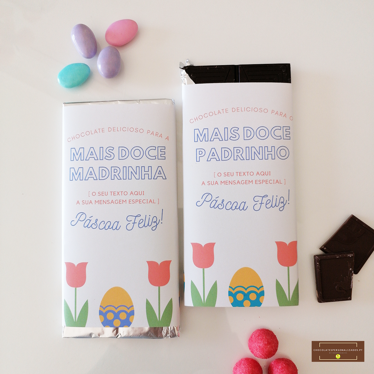 Duas barras de chocolate embaladas com design de páscoa e doces coloridos ao redor