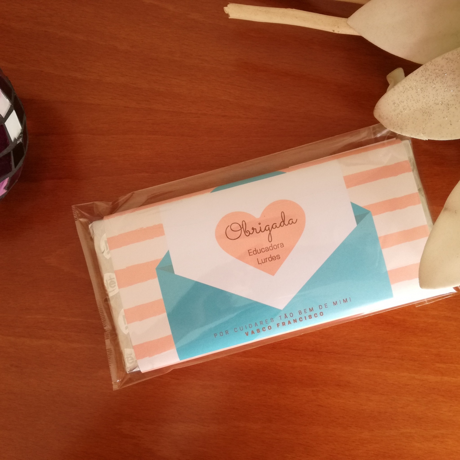 Barra de chocolate com embrulho listrado e mensagem de agradecimento para educadora