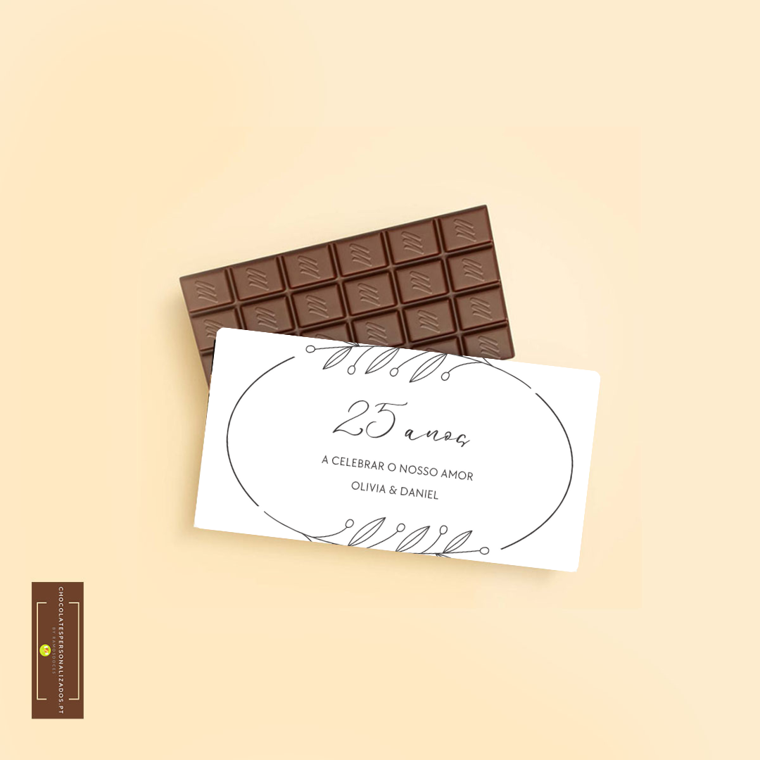 Barra de chocolate com embalagem branca comemorativa sobre fundo bege