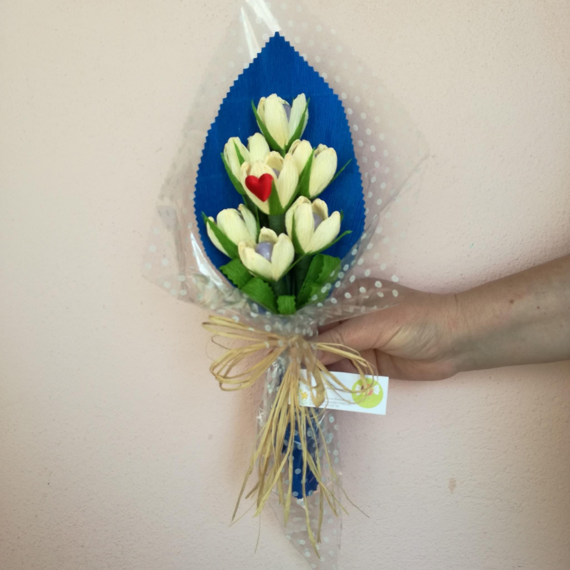 Bouquet de tulipas artificiais brancas com corações em papel azul e celofane