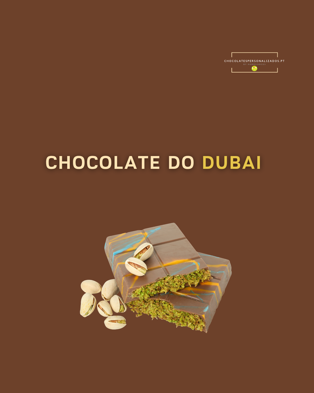 Dois pedaços de chocolate com recheio verde e pistácios ao lado sobre fundo castanho com texto 'Chocolate do Dubai'.