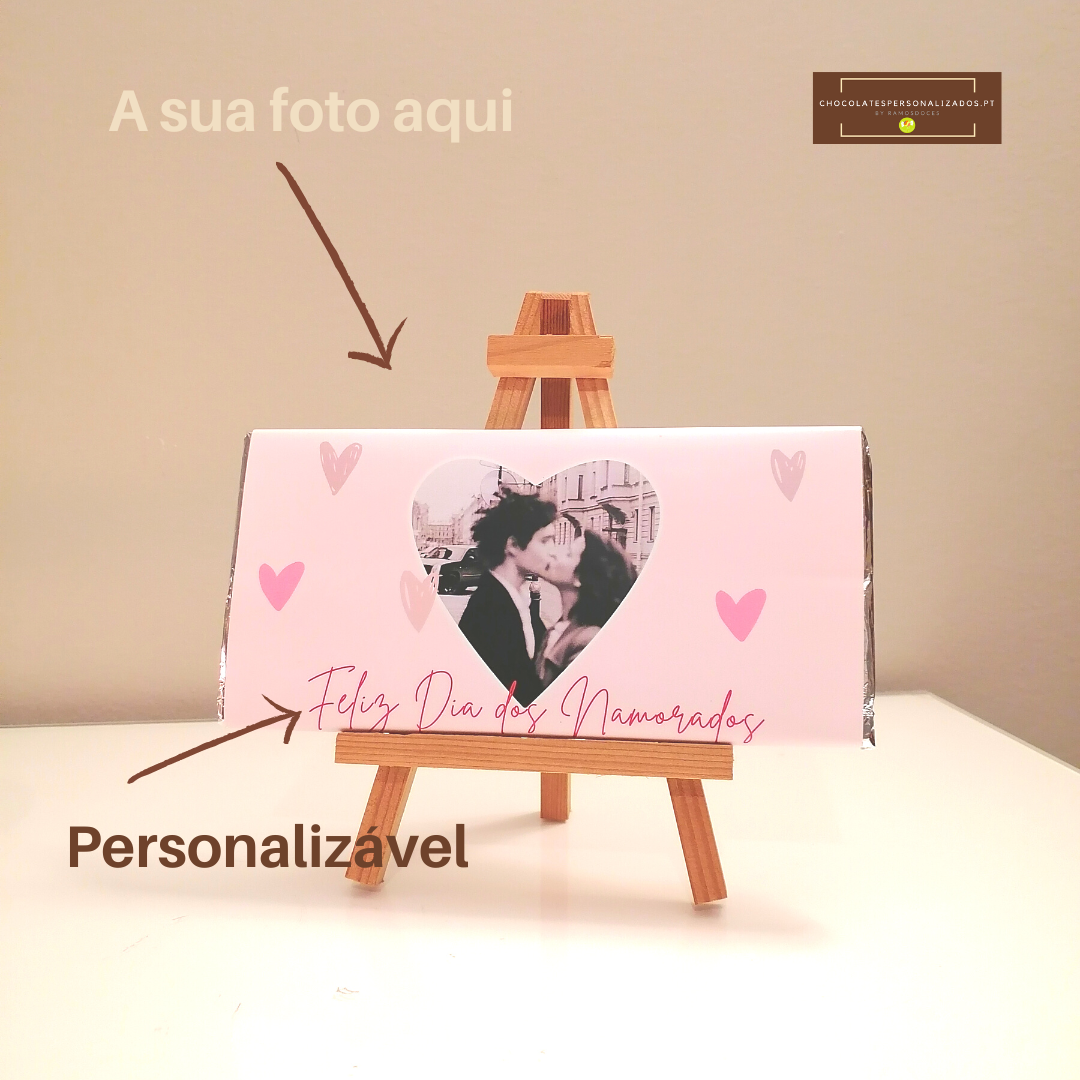 Barra de chocolate personalizada para Dia dos Namorados com foto de casal e corações