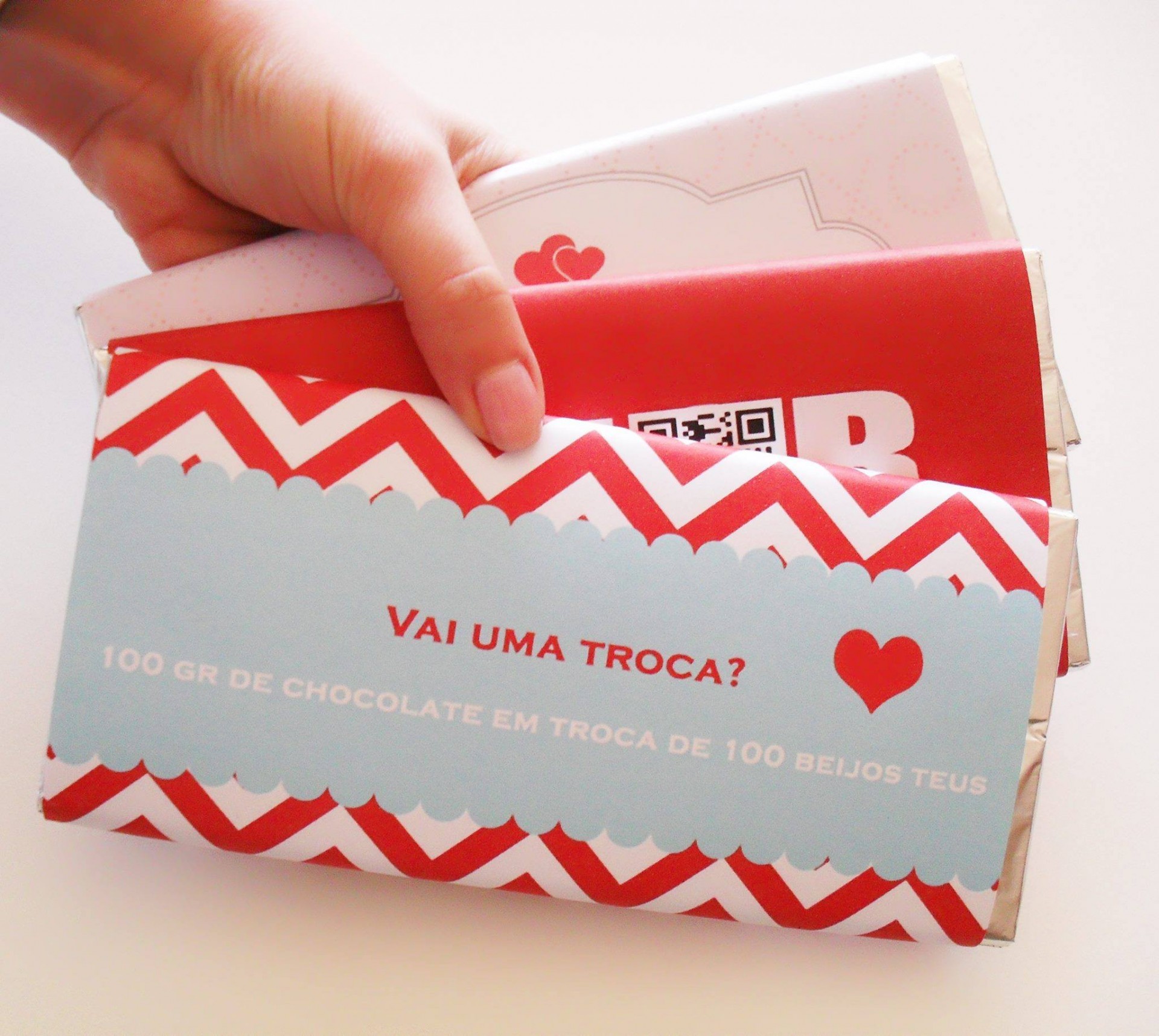 Barras de chocolate com embalagens coloridas e texto promocional