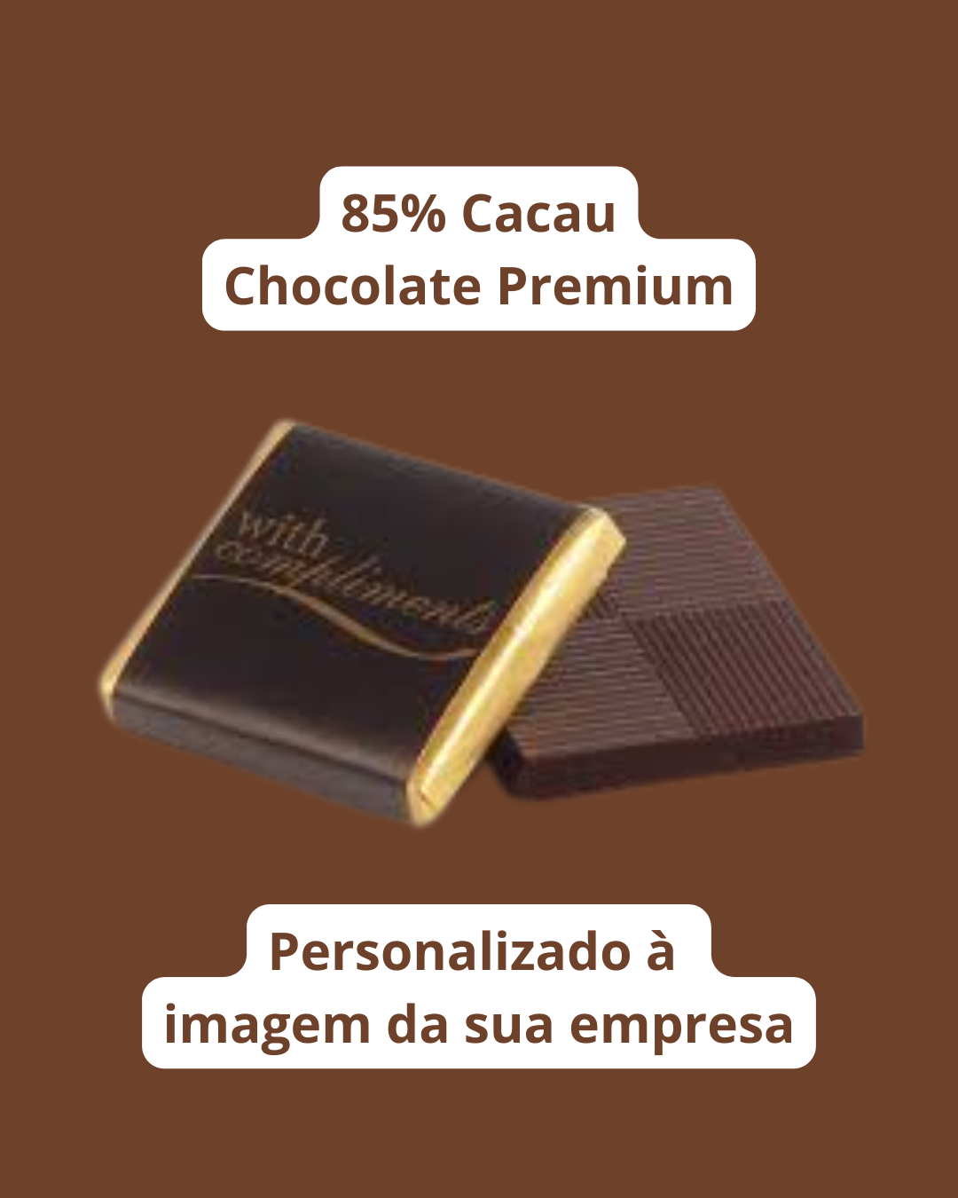 Quadrados de chocolate com embalagem preta e dourada em fundo castanho com texto sobre cacau e personalização