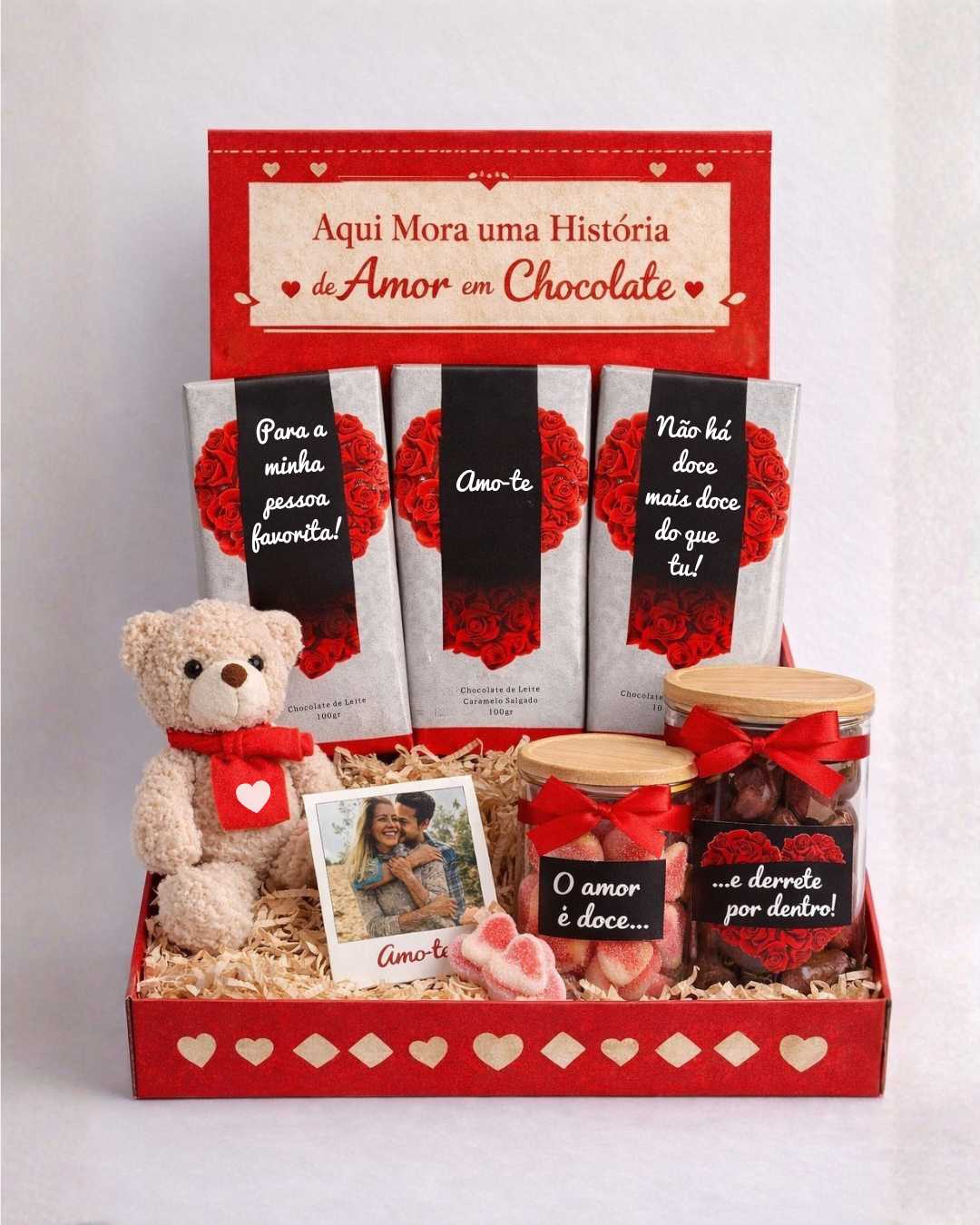 Caixa de presente com chocolates, frascos decorativos, urso de peluche e mensagem de amor em português