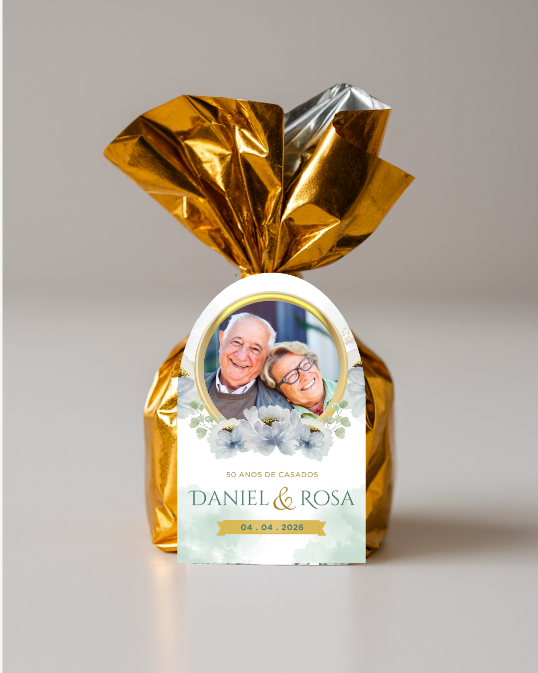 Pacote dourado e prateado com etiqueta de aniversário de 50 anos de casamento