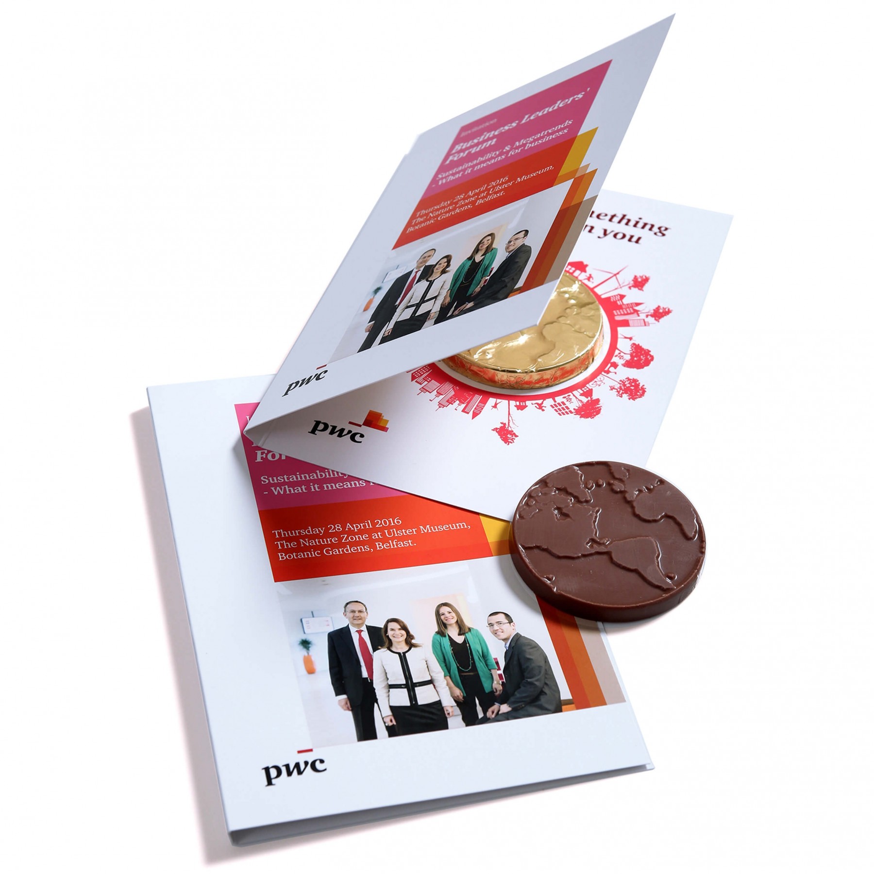 Dois chocolates redondos sobre folhetos promocionais da pwc