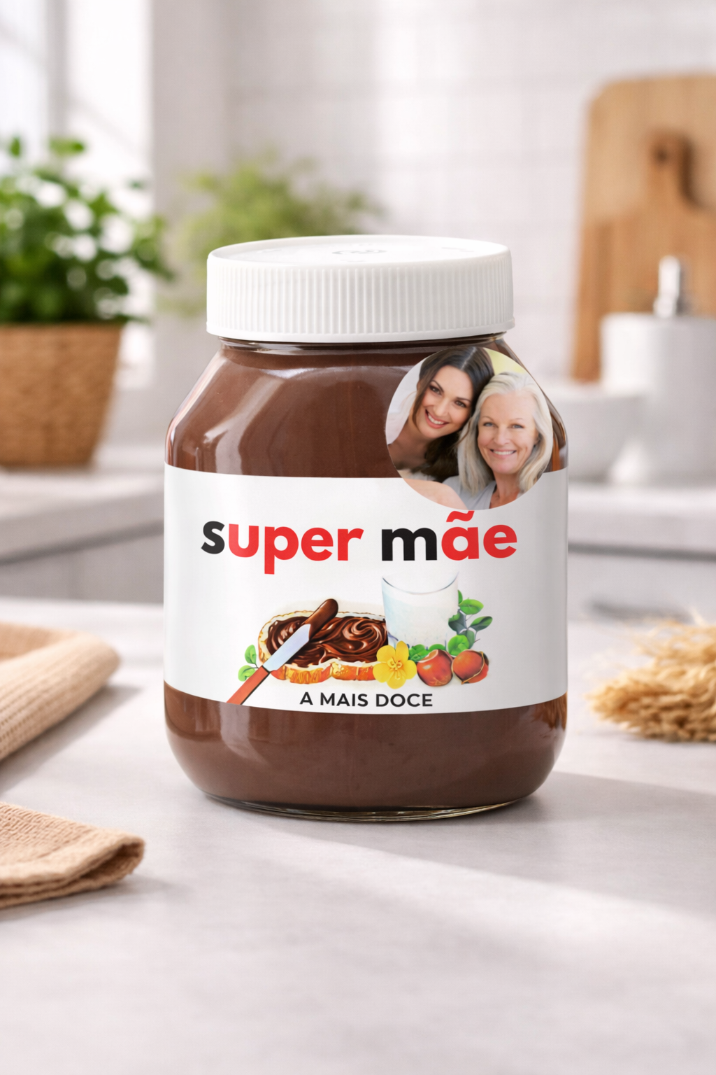Frasco de creme de chocolate super mãe com rótulo branco e imagem de duas mulheres.