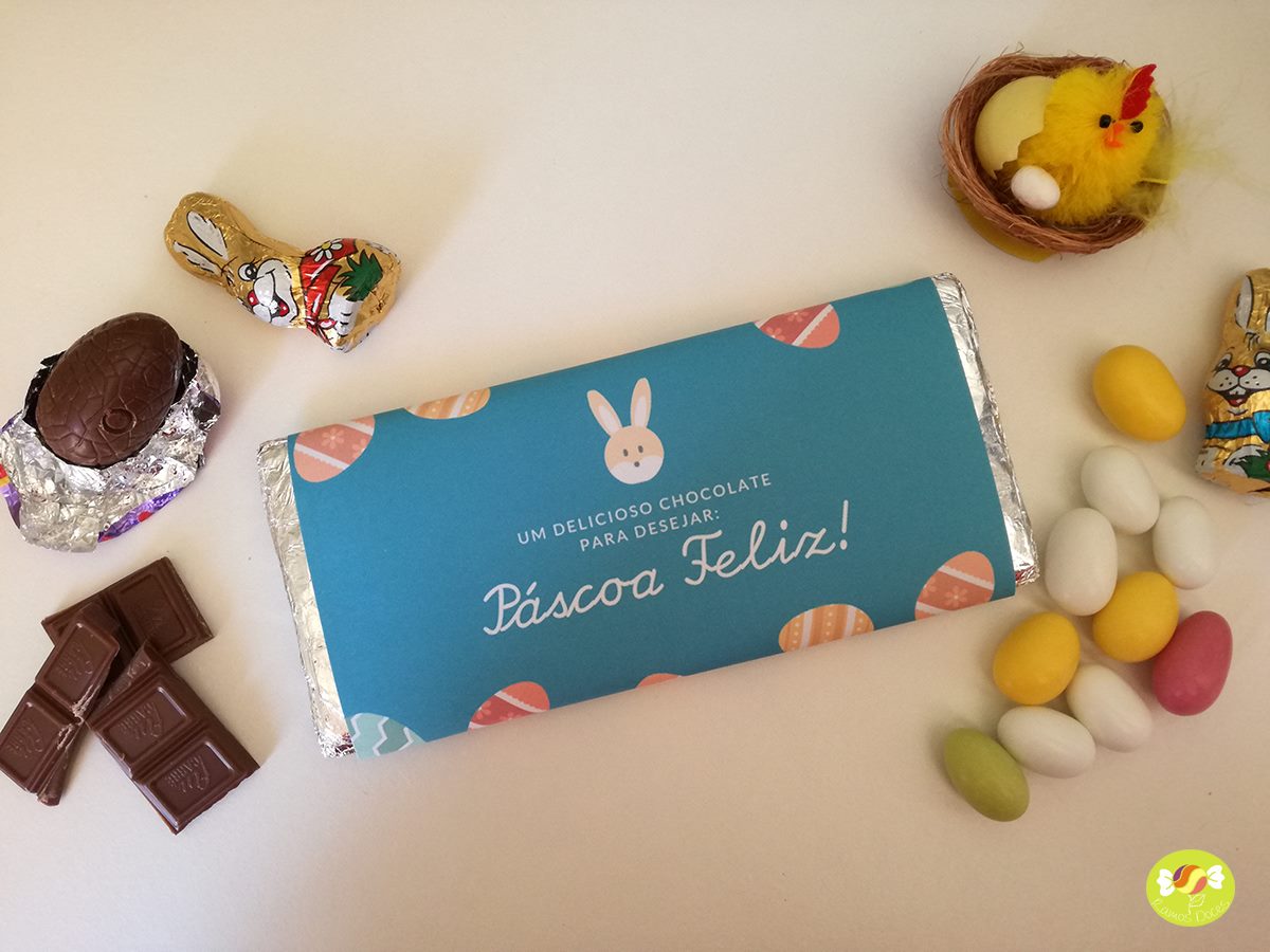 Barra de chocolate embrulhada azul com orelhas de coelho e ovos de Páscoa