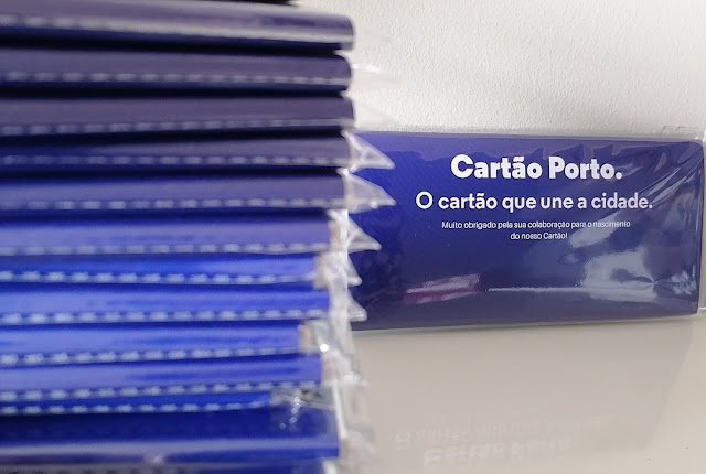 Cartão Porto azul com texto em branco numa superfície clara