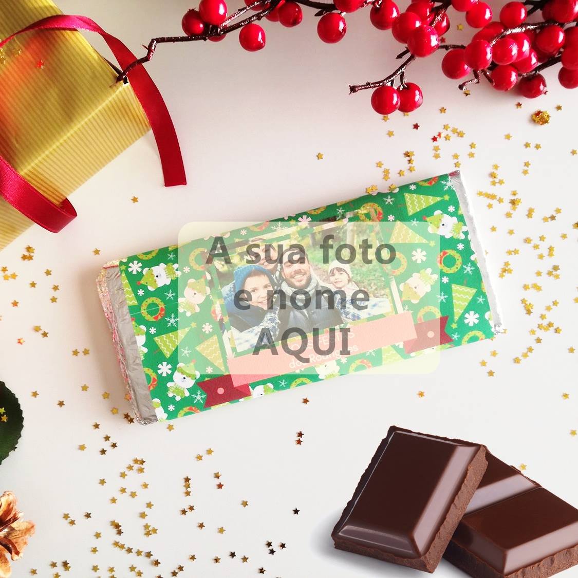 Barra de chocolate embrulhada com decorações natalícias e pedaços de chocolate