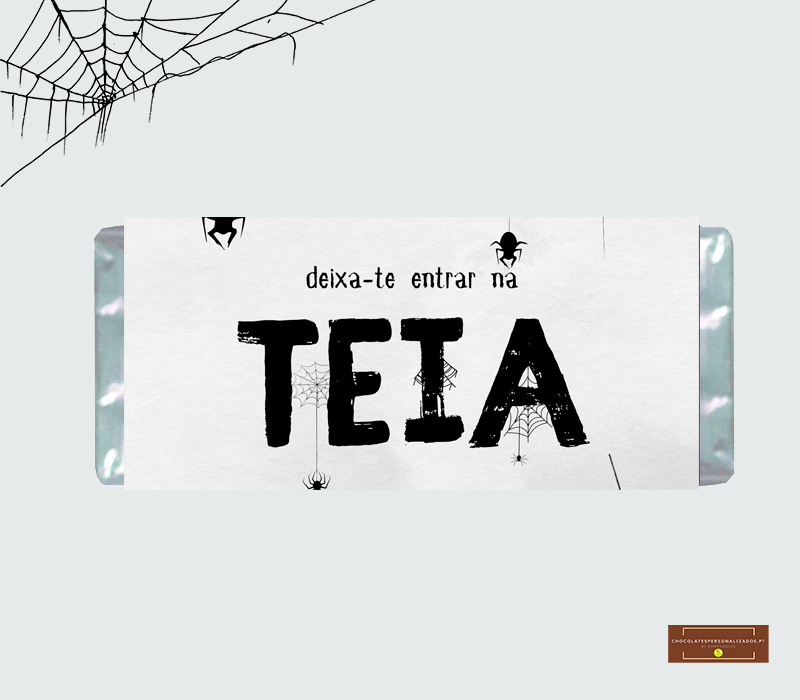 Barra de chocolate embrulhada com design de teias de aranha e texto em português.