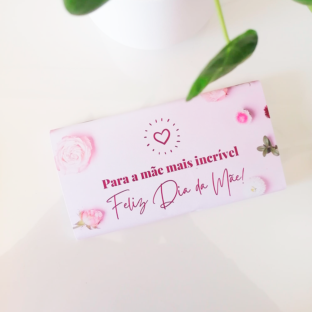 Embalagem rosa clara com texto para o Dia da Mãe e decoração de flores