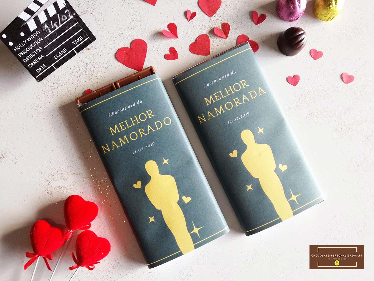 Dois tabletes de chocolate MELHOR NAMORADO com decorações de corações e bombons em fundo branco