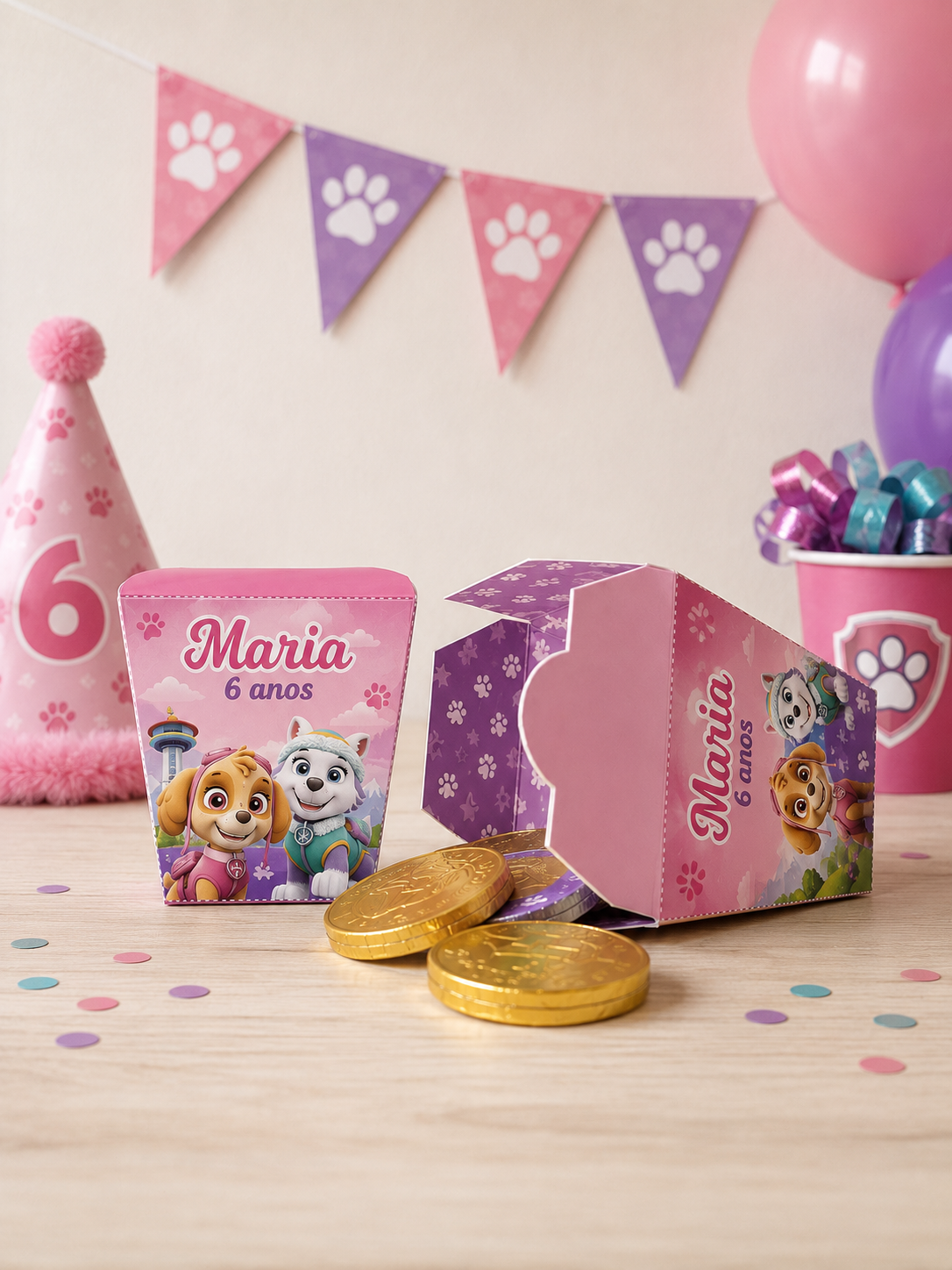Caixas de papel cor-de-rosa e lilás para festa infantil com personagens de cães e texto Maria 6 anos