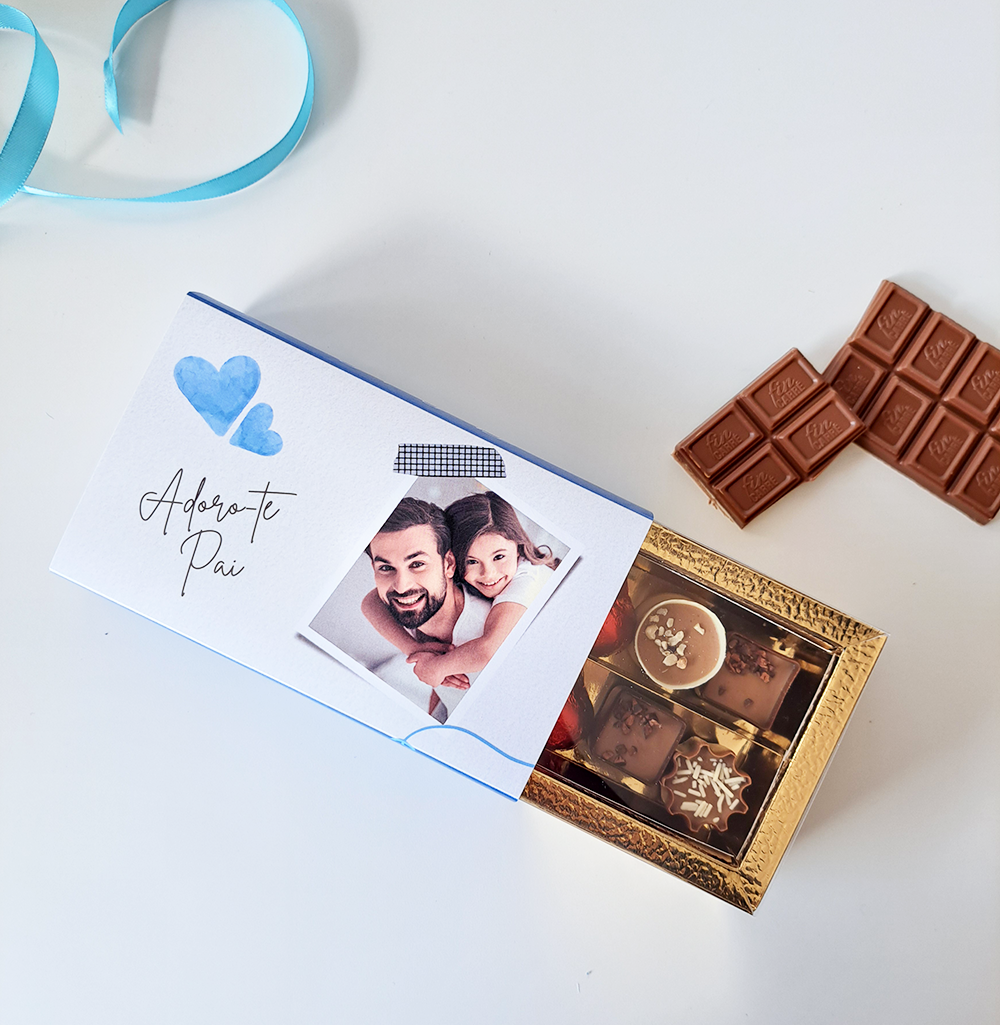 Caixa de chocolates para pai com decoração azul e foto, chocolates variados e barras de chocolate ao lado