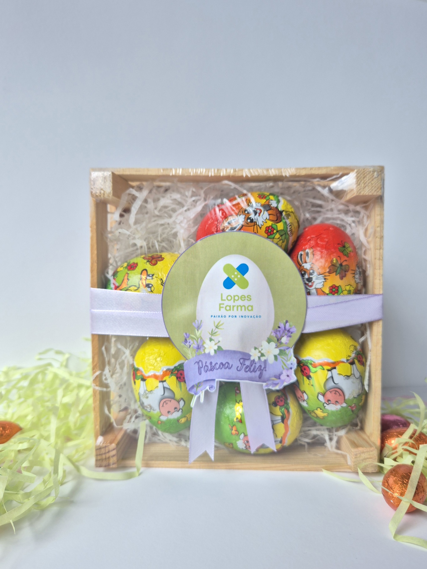 Caixa de ovos de chocolate coloridos com decoração de Páscoa