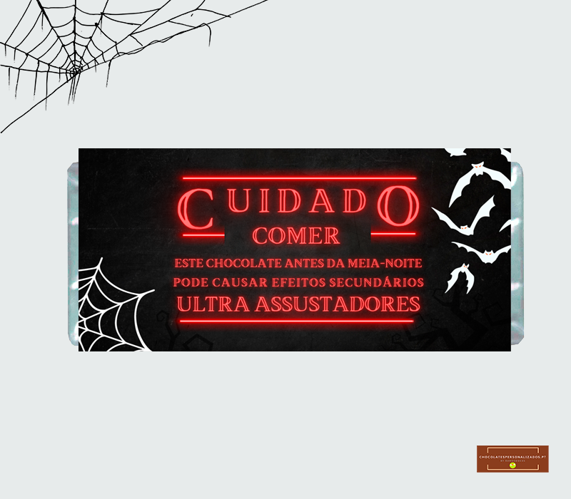 Embalagem preta de chocolate com texto vermelho e decoração de aranhas e morcegos