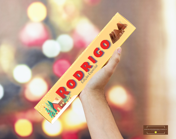 Barra de chocolate RODRIGO edição especial na mão com fundo desfocado