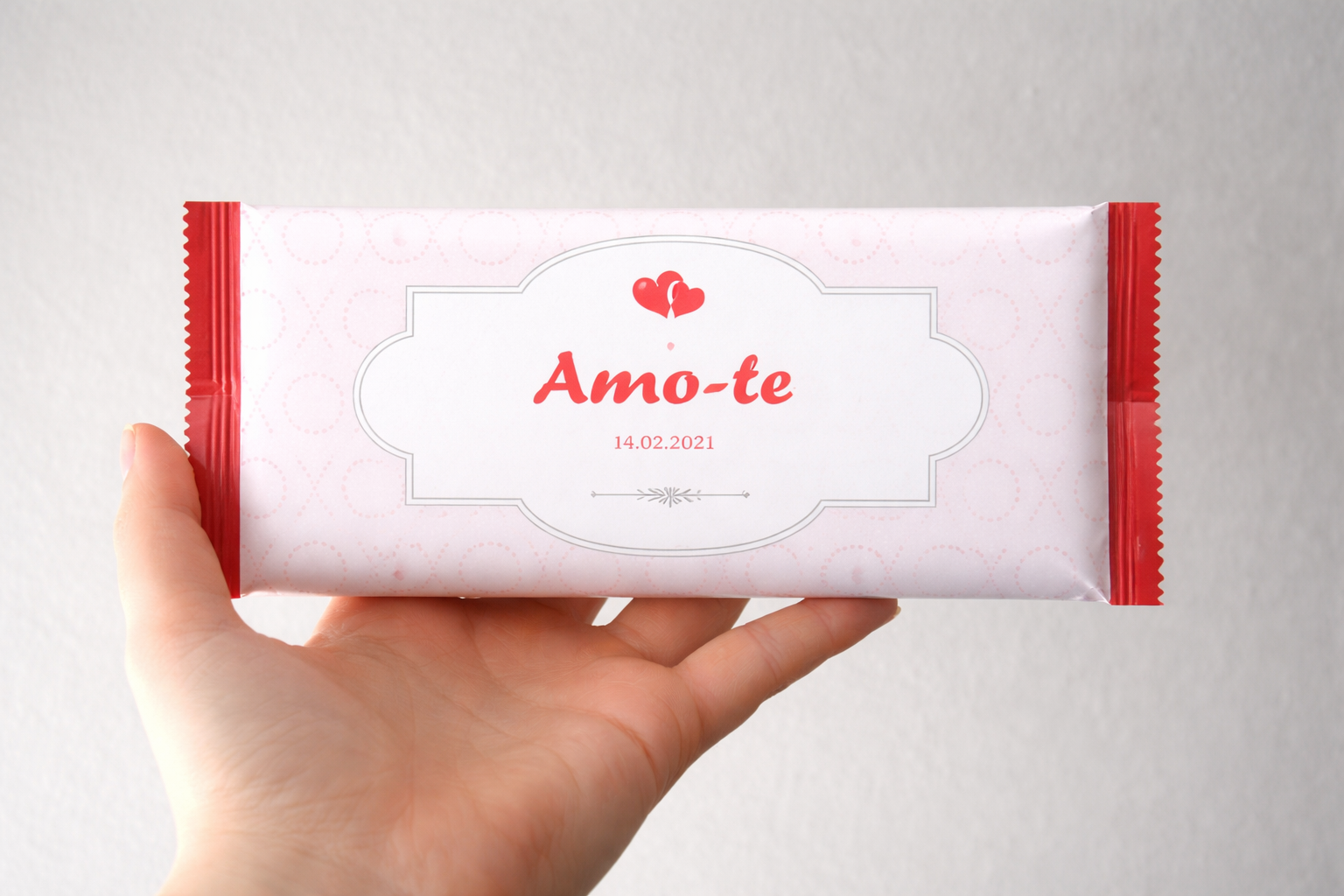 Barra de chocolate branco com embalagem decorativa vermelha e branca com texto Amo-te
