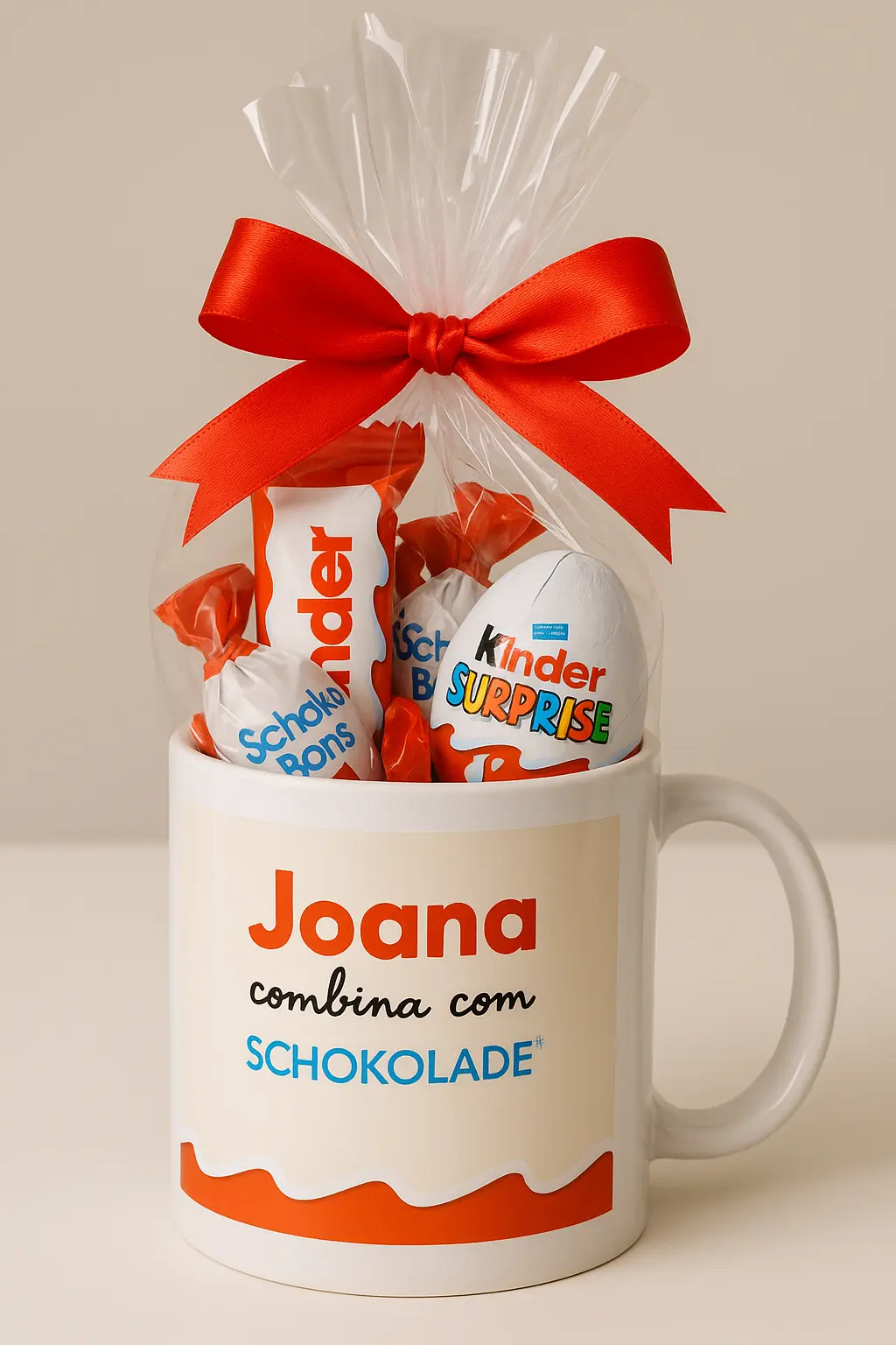 Caneca branca personalizada com chocolates Kinder e laço vermelho