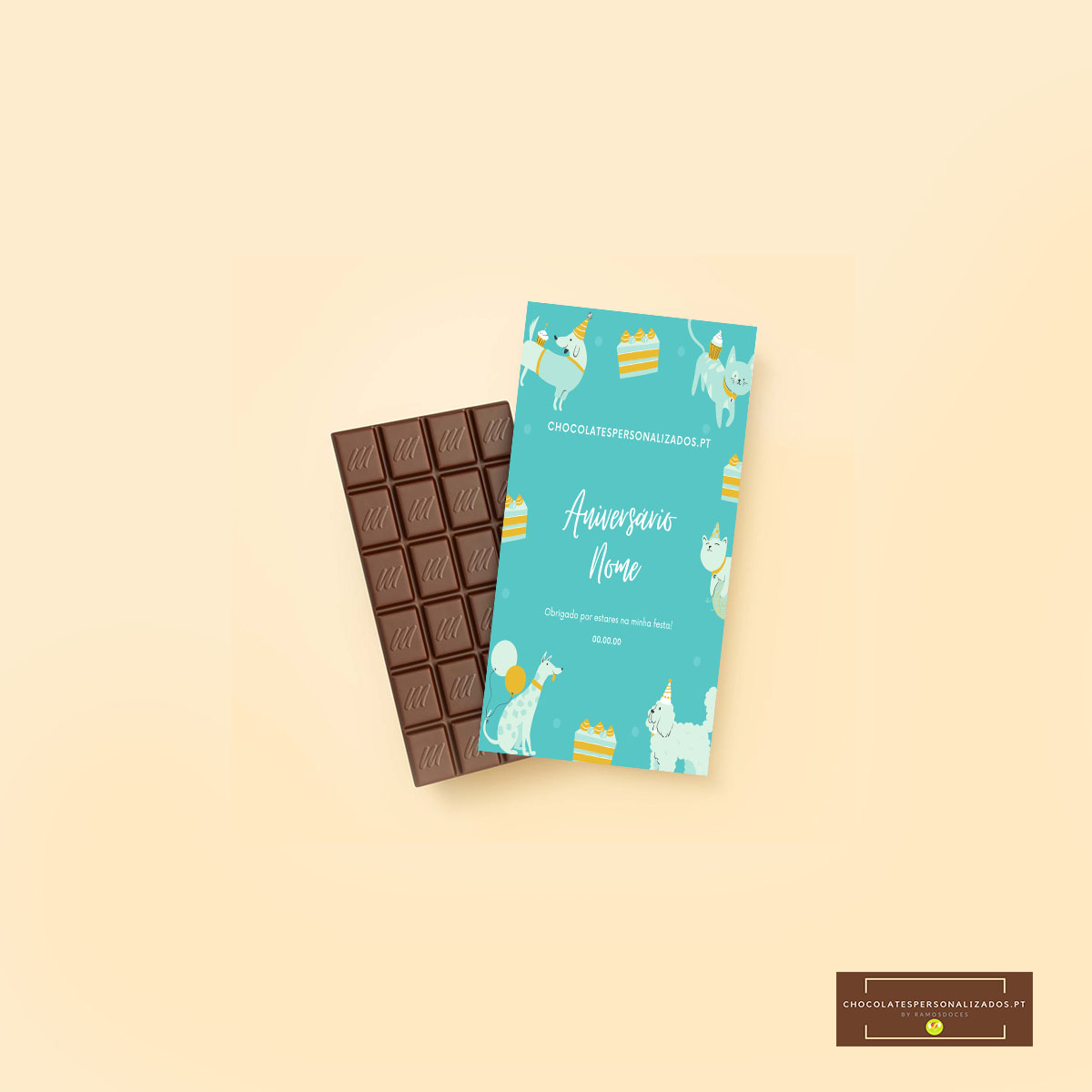 Tablete de chocolate com embalagem azul decorada com gatos e texto 'Aniversário Momo'