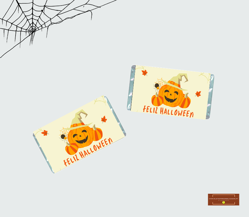 Chocolates embrulhados com tema de Halloween com abóbora, aranha e texto FELIZ HALLOWEEN
