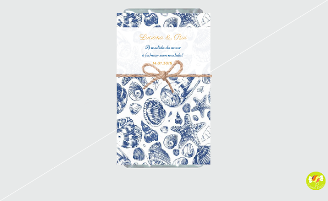 Convite de casamento com design de conchas em azul e branco e texto dourado com cordão de sisal
