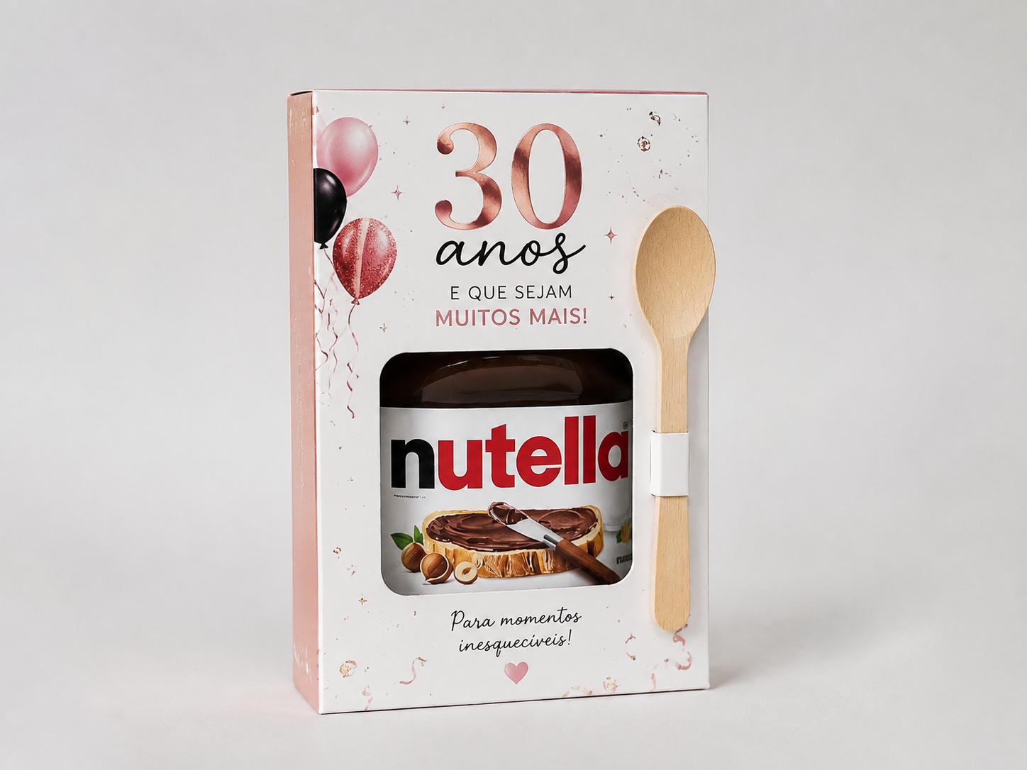 Embalagem comemorativa de 30 anos de Nutella com colher de madeira e balões decorativos.