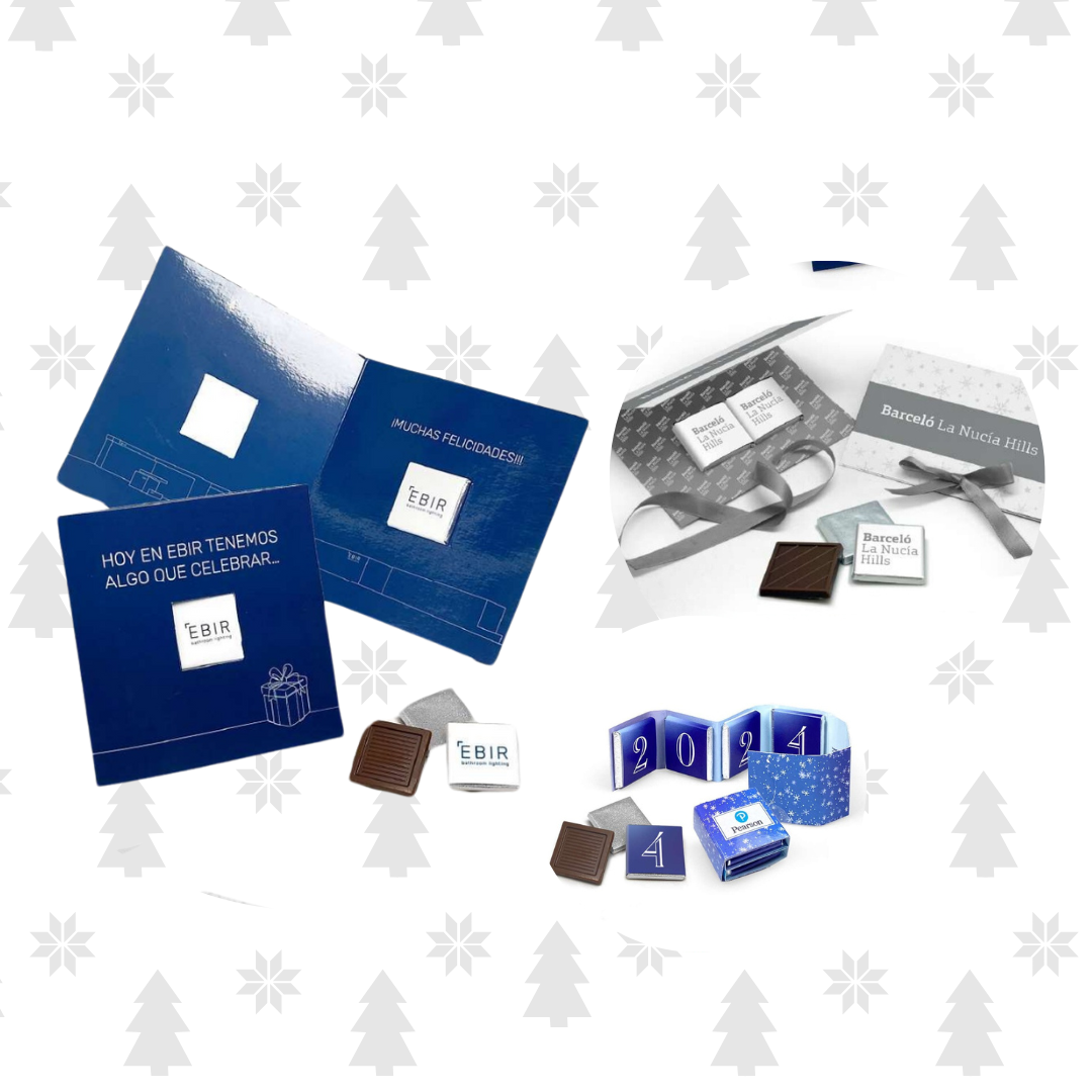 Caixas e chocolates embalados em azul, branco e cinzento com textos e números, sobre fundo branco com padrões de árvores e estrelas.