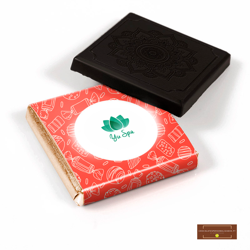 Barra de chocolate preta com mandala e embalagem Yu Spa vermelha e branca