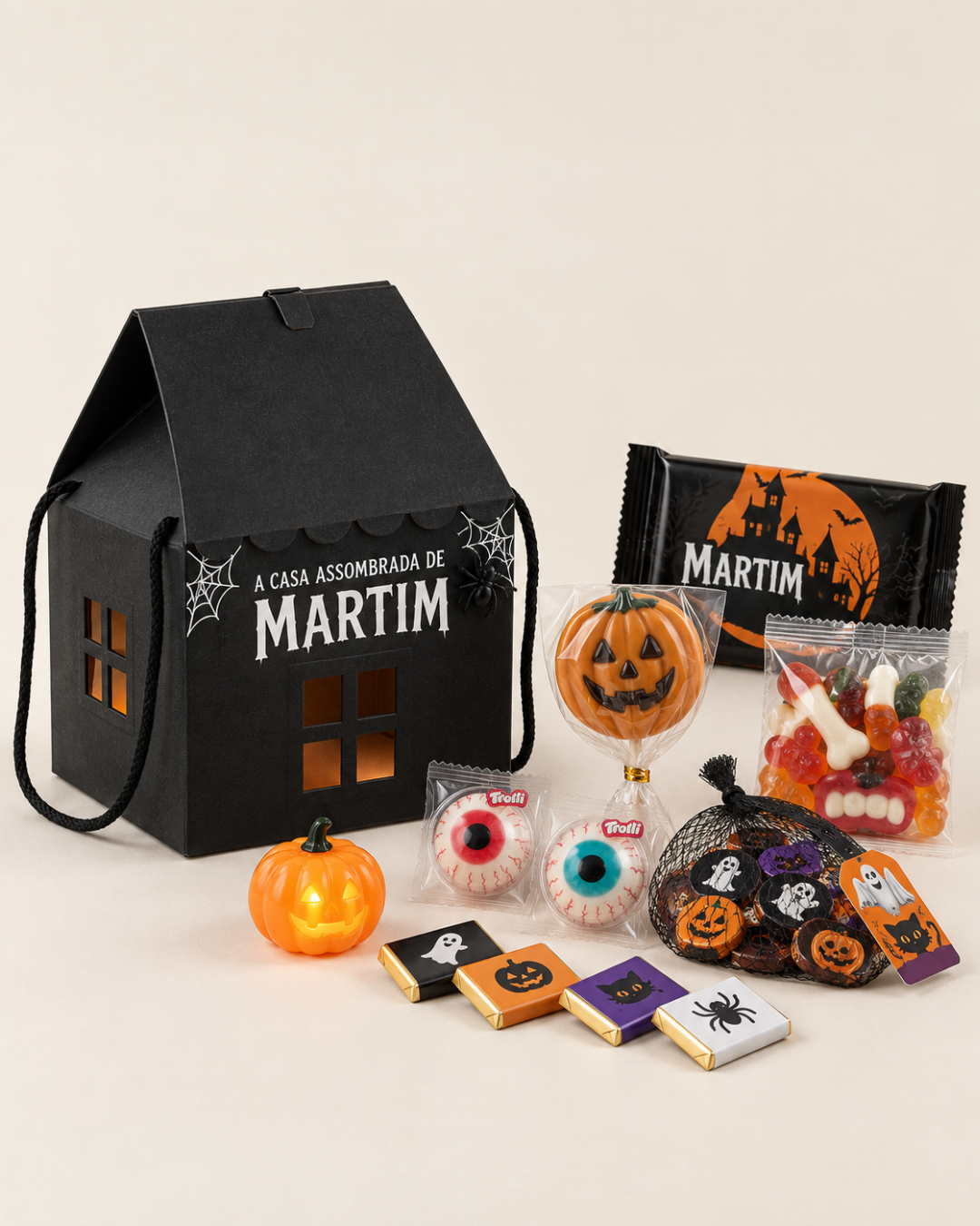 Kit de Halloween com embalagem de casa preta e vários doces temáticos