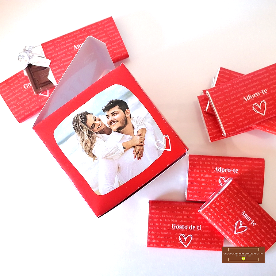 Caixa vermelha com foto de casal e chocolates com mensagens de amor em fundo branco