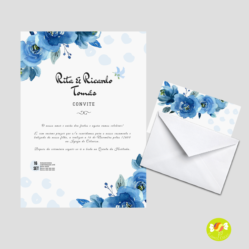 Convite de casamento com flores azuis em papel branco e envelope branco decorado