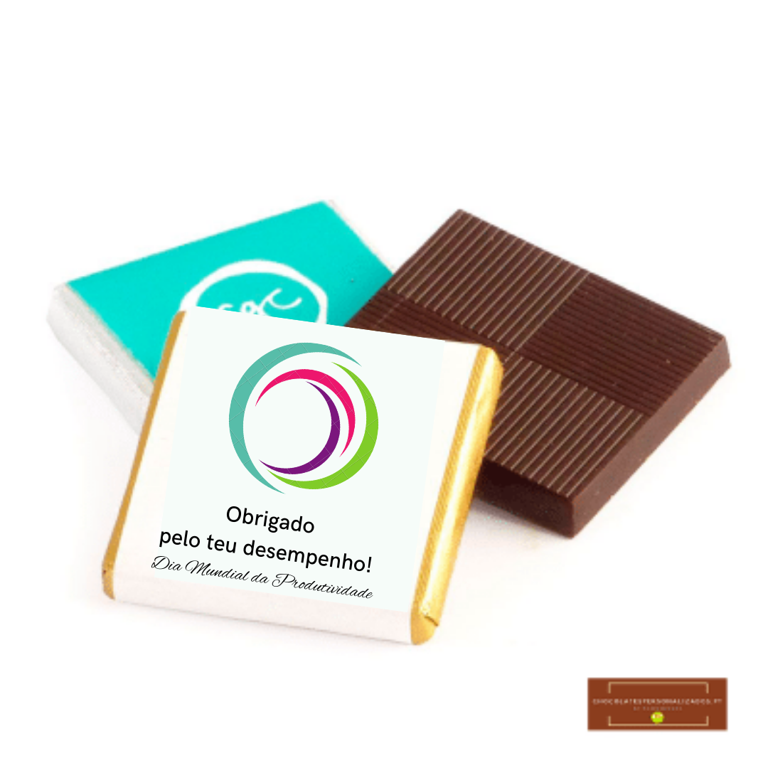 Três chocolates quadrados, dois embalados, um branco e outro azul, e um chocolate escuro sem embalagem.