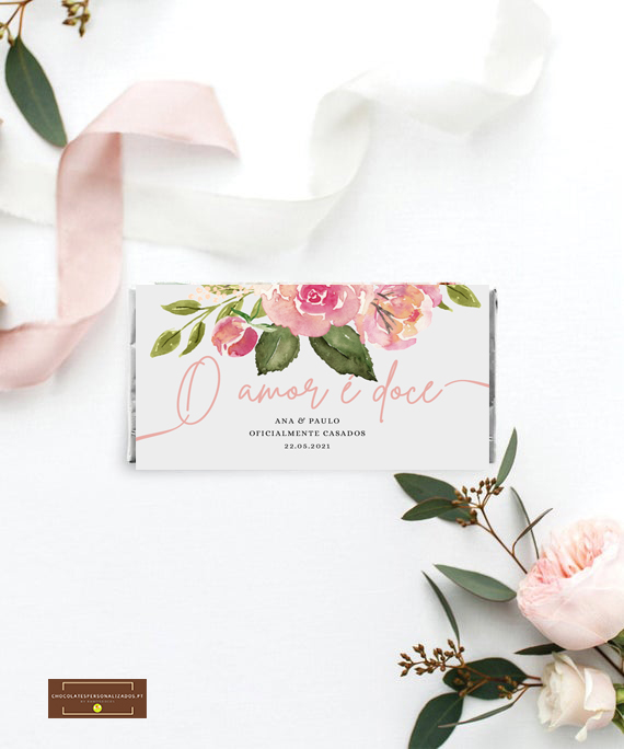 Embalagem floral branca com texto de casamento e flores ao redor