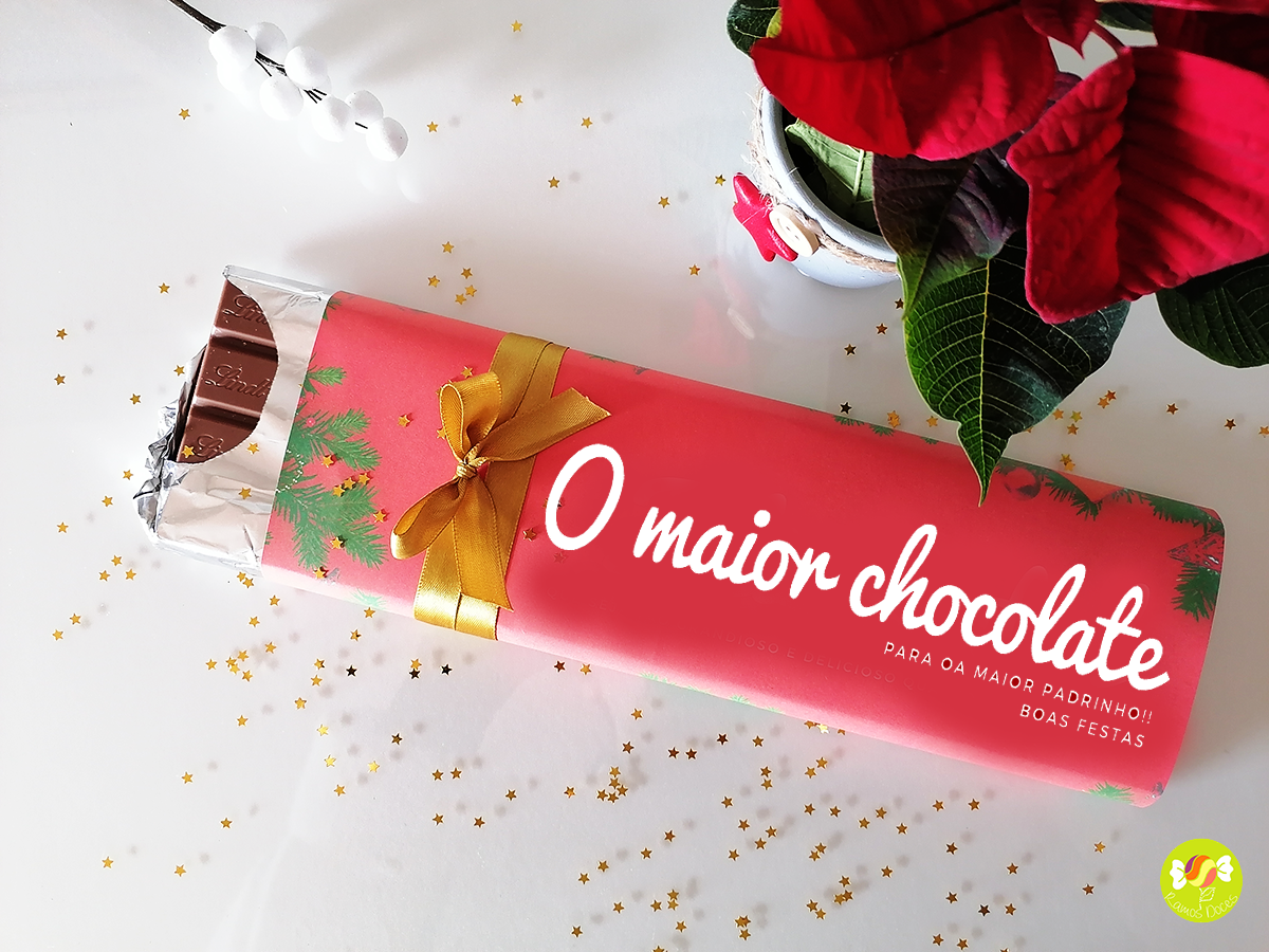Barra de chocolate grande com embalagem vermelha e laço amarelo