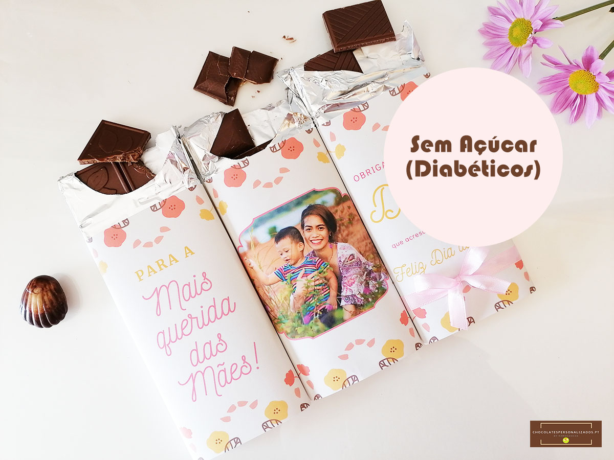 Barras de chocolate sem açúcar com embalagens decoradas para o Dia da Mãe, abertas mostrando pedaços de chocolate.