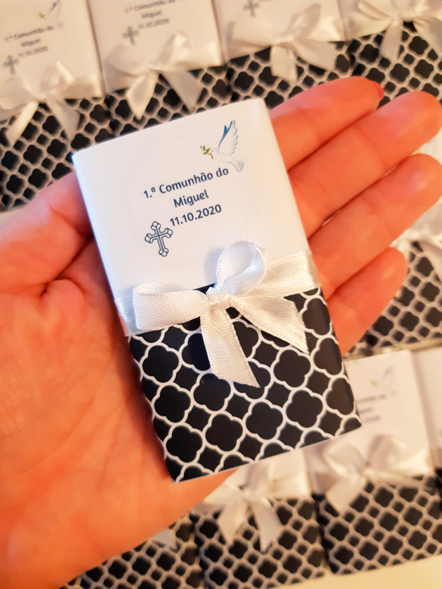 Caixa de lembrança para 1.ª Comunhão com laço branco e padrões geométricos