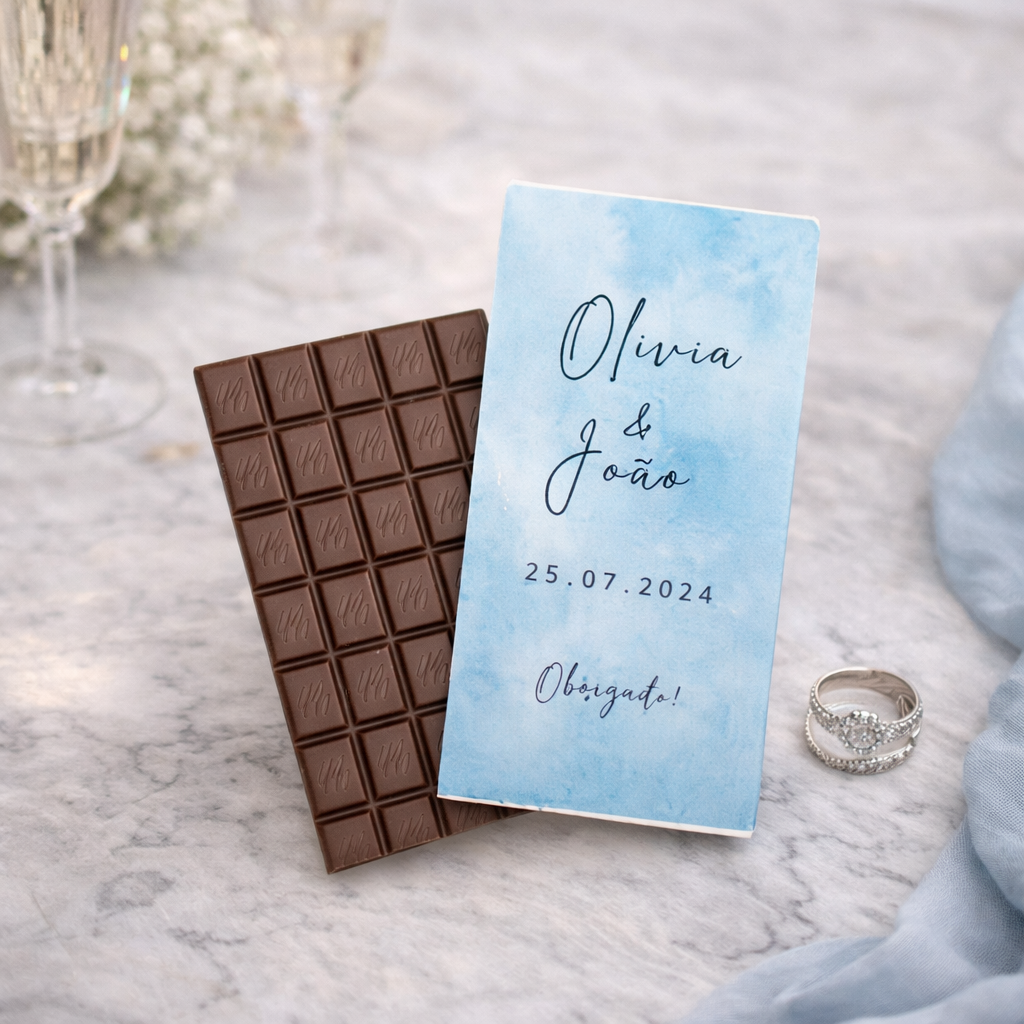 Barra de chocolate com embalagem azul personalizada com nomes e data