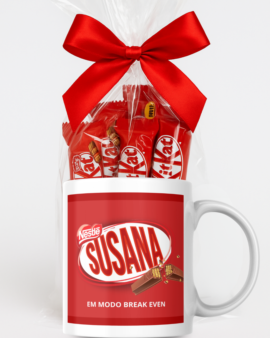 Caneca branca personalizada com nome Susana e barras de chocolate Kit Kat embrulhadas com laço vermelho.